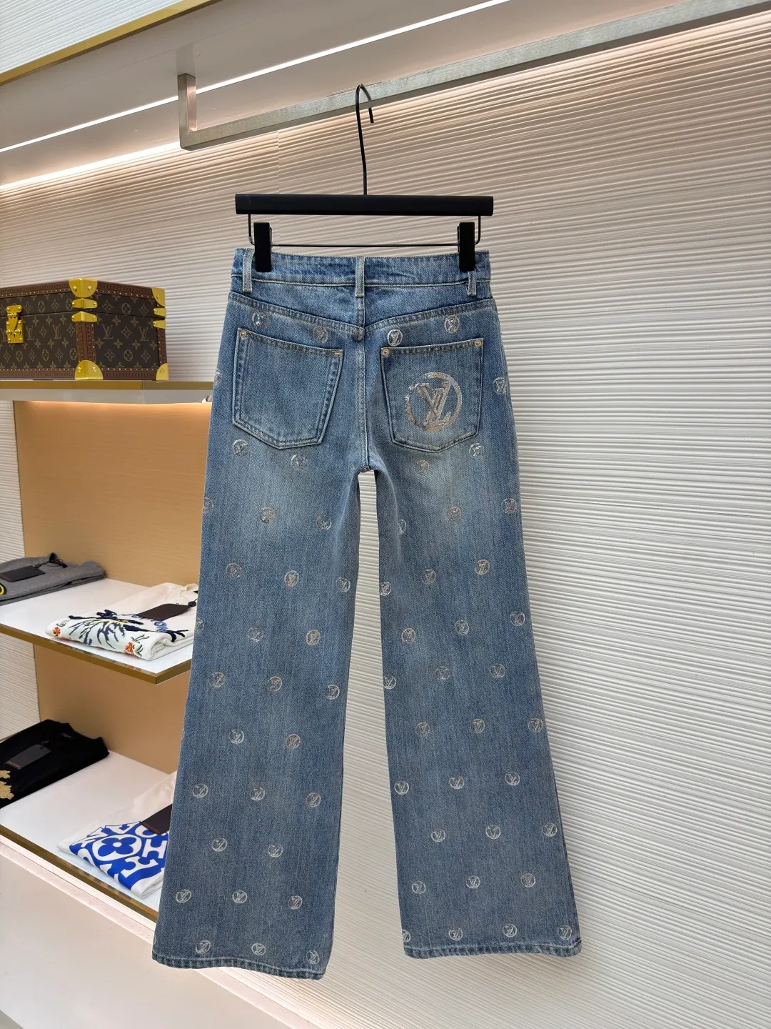 LOUIS VUITTON letter sequin jacquard high-waist bootcut jeans [Women's clothing] ●Original version: purchased and developed for 29999 ●Item number: 1682370-B70 ●Fabric: denim fabric ●Technology: jacquard production ●Color: blue ●Version: fitted version ●Weight: about 705 grams ●Size: 34-36-38-40 ●Description: These Louis Vuitton jeans are made of 12-ounce heavyweight denim fabric. They are enzymatic stone washed and hand-distressed to create a natural light blue retro color. The fabric is pre-shrunk to prevent shrinkage and deformation after wearing. The brand's classic presbyopia logo printed all over the pants is laser engraving combined with hand-embroidery technology. The embroidery stitch density of each pattern reaches 12 stitches/cm, the lines are delicate and three-dimensional, and it is not easy to fall off after high-temperature shaping treatment. The waistband is made of custom metal buttons and I-buckles, which are treated with electroplating and anti-rust technology. The texture is thick and wear-resistant. The trouser pockets are a classic five-pocket style. The bag mouth is reinforced with double-needle stitching. The side seams and inner rails are hemmed, and the stitching is smooth and burr-free. The overall design is straight-legged and wide-legged, following ergonomic design. The trousers have raw edges and frayed edges. The details highlight the brand's craftsmanship and take into account both fashion and comfort. The overall wiring is straight and delicate, the fabric is comfortable and soft, and the color is consistent without color difference. It can be matched with the same style to create a fashionable look and control various occasions. Customized accessories, complete with three standards, same style for men and women!